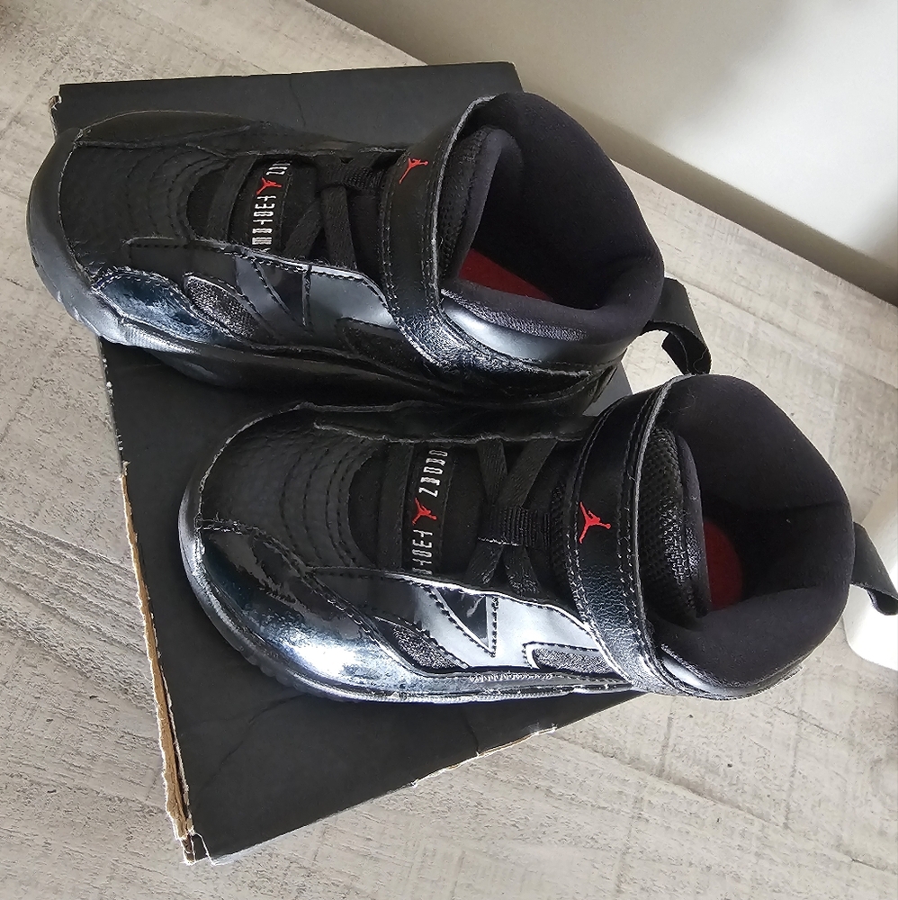 BLACK & RED JUMPMAN TWO TREY JORDANS (TD) 7c